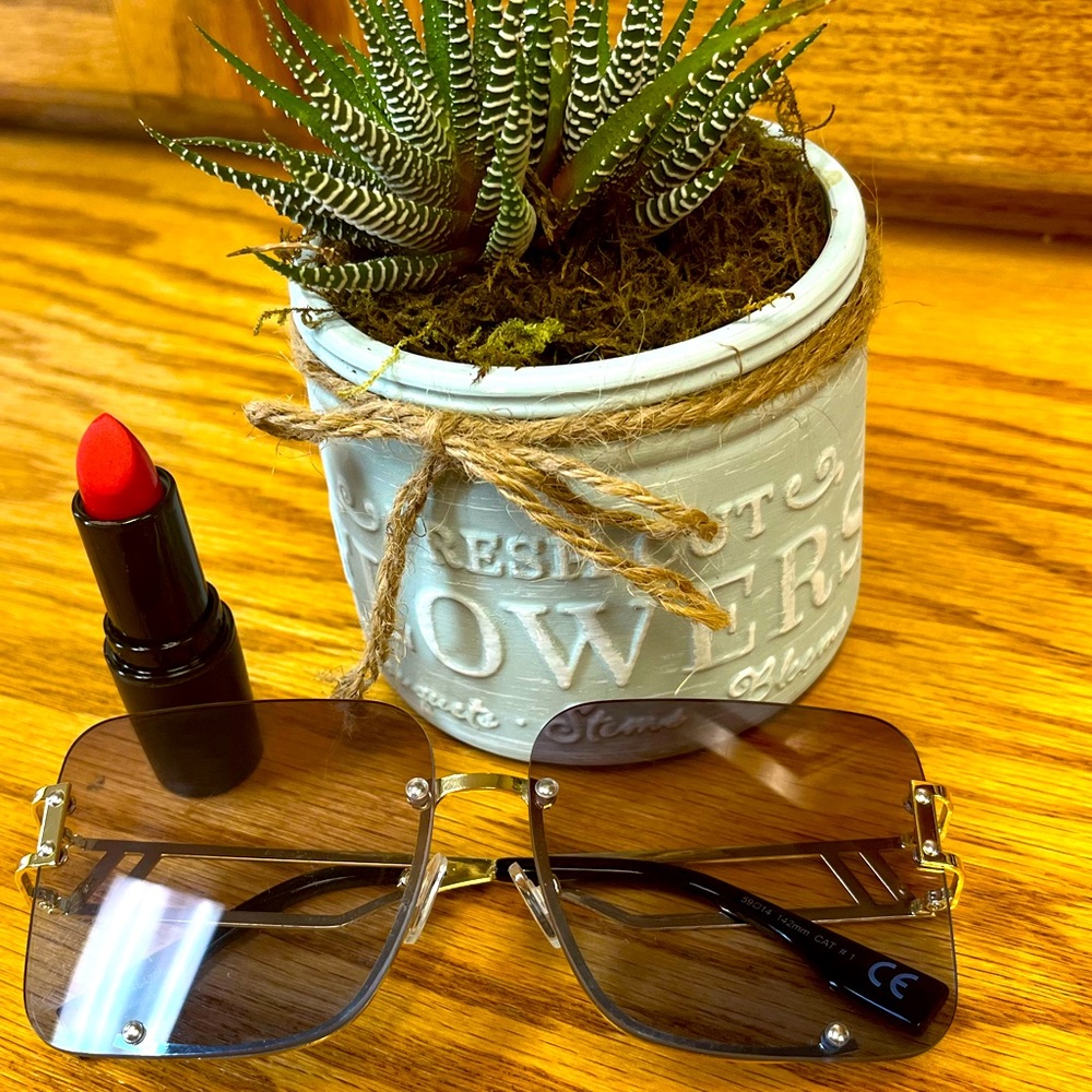 Square frameless sunglasses. Retro square